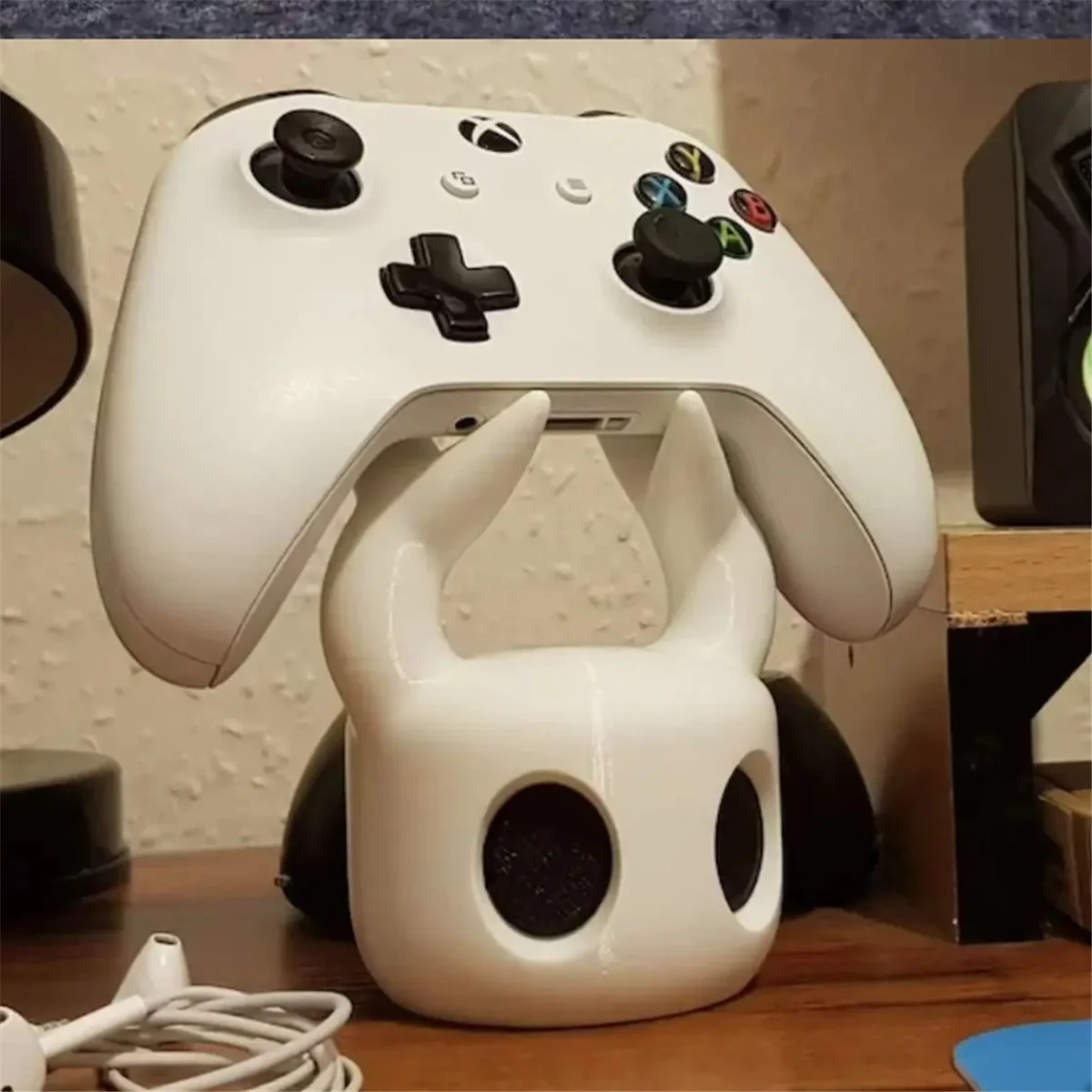 Universal Game Controller Stand, Compatible with PS4/PS5/Switch, Hollow Knight Theme.
