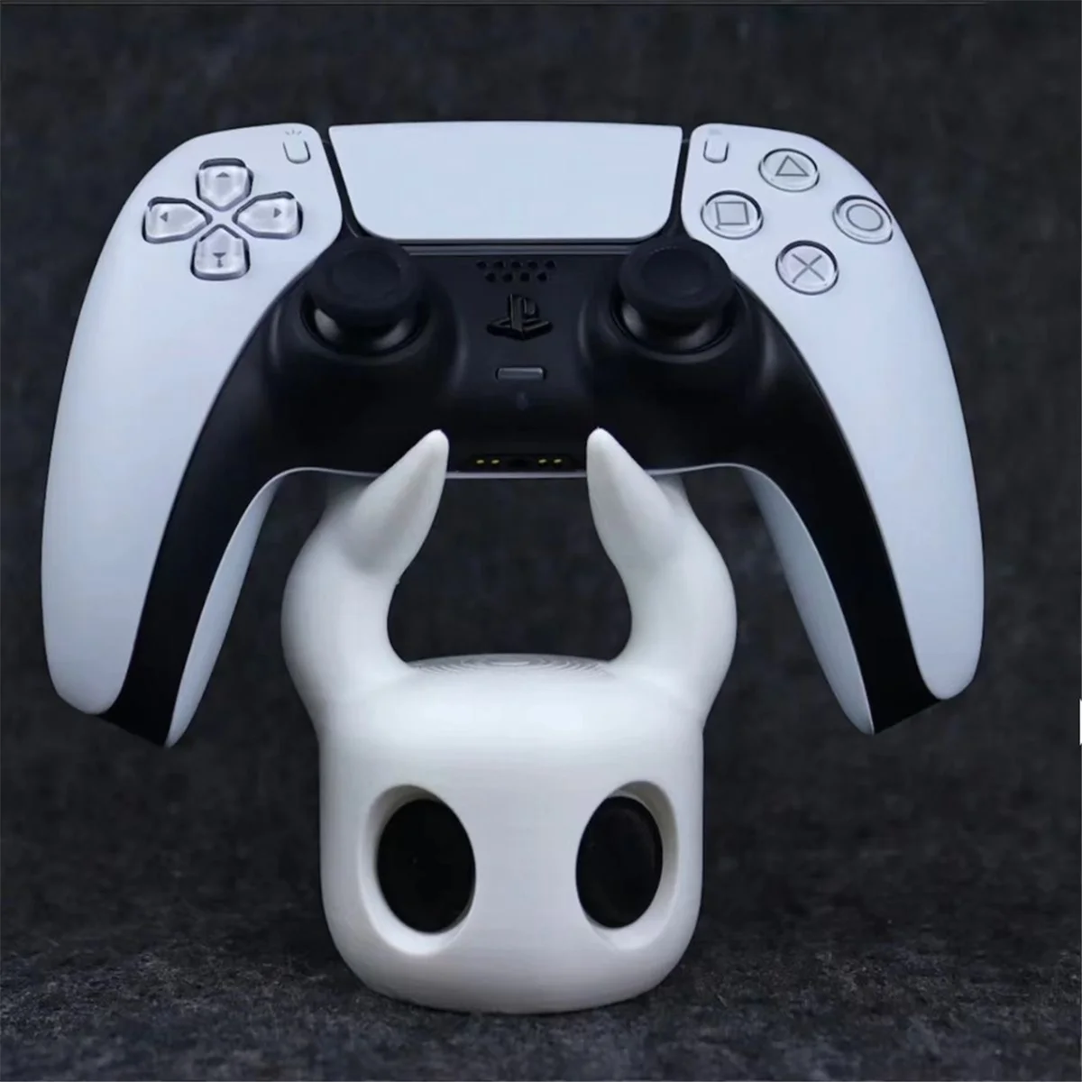 Universal Game Controller Stand, Compatible with PS4/PS5/Switch, Hollow Knight Theme.