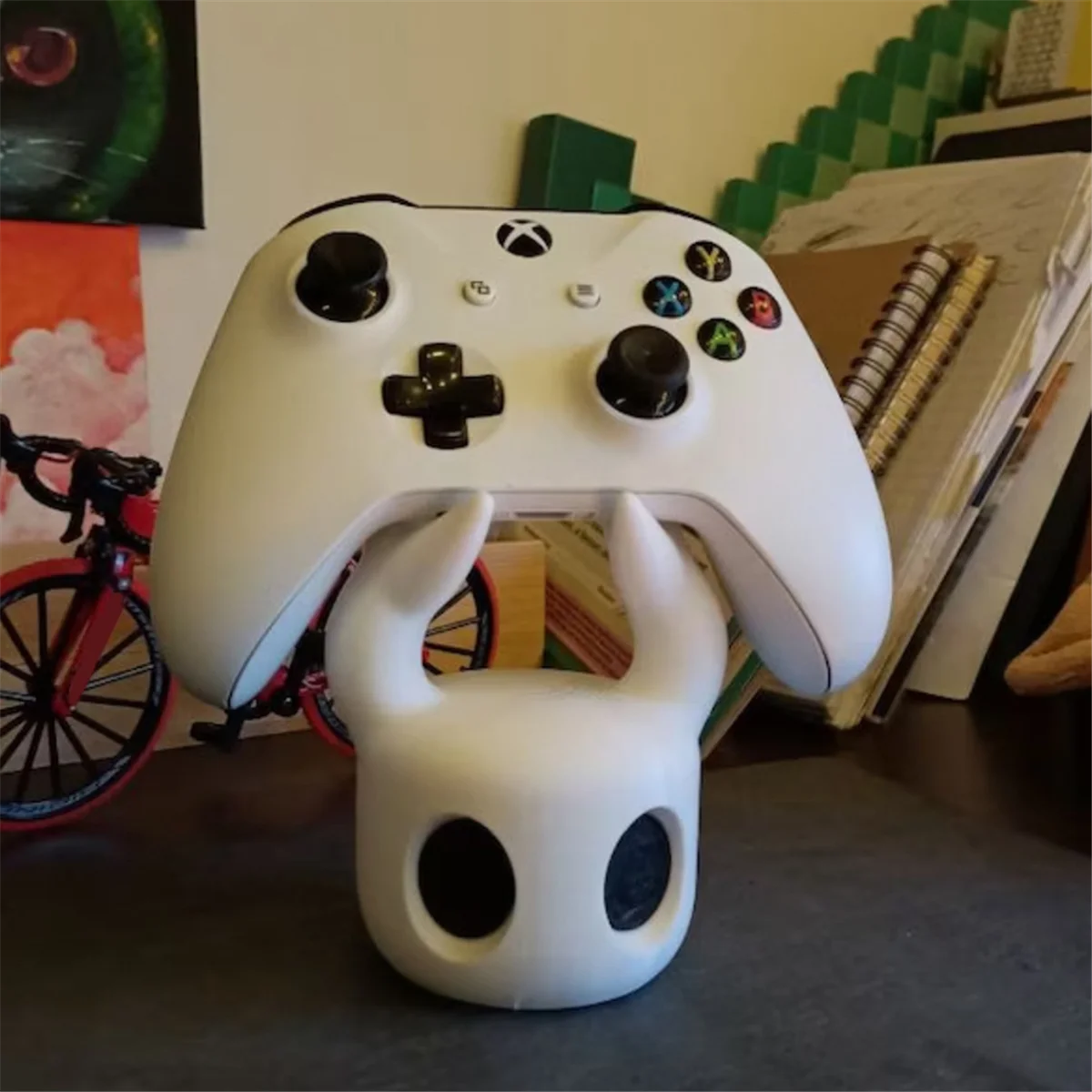 Universal Game Controller Stand, Compatible with PS4/PS5/Switch, Hollow Knight Theme.